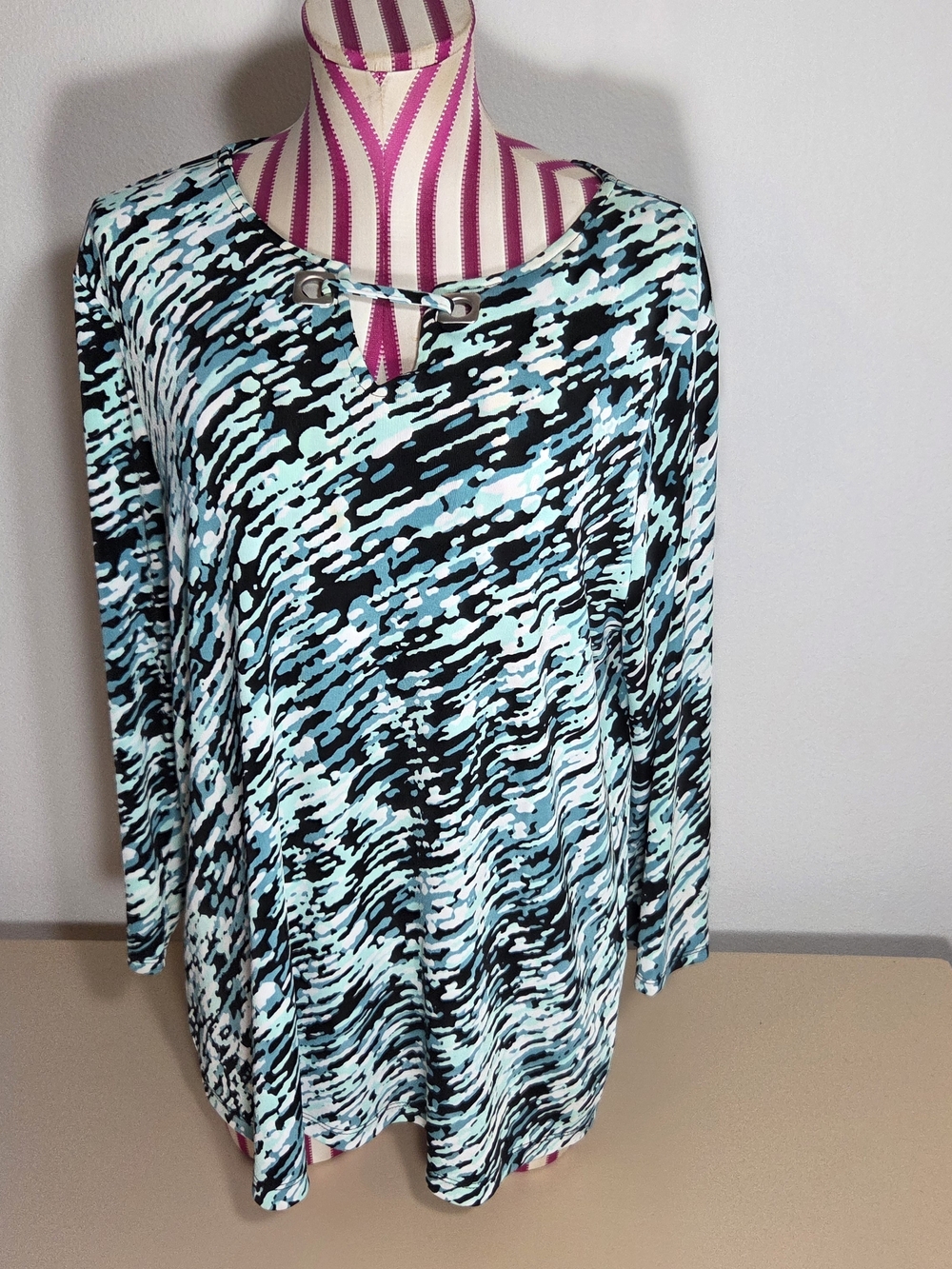 Chico's Easywear Size 2 Large Aqua Watercolor Print 3/4 Sleeve Keyhole Top shirt
